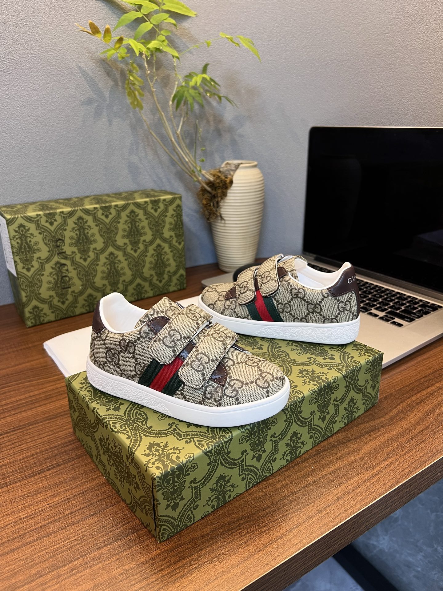 Children's shoes child